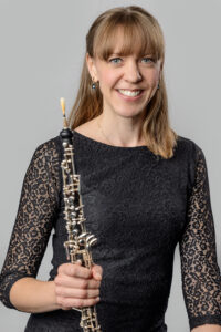 Kvinna med svart klänning och oboe