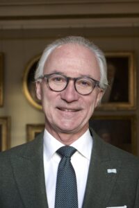 Man med glasögon och kostym.