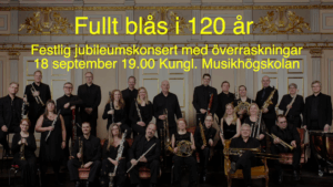 Orkester uppställd med blåsinstrument på scenen
